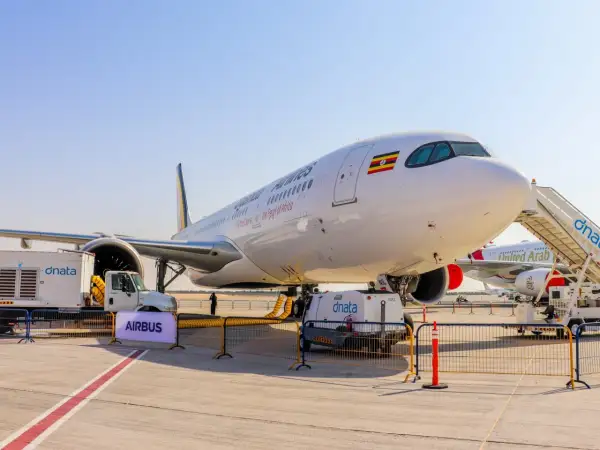 Airbus A330-900neo Uganda Airlines na płycie lotniska, gotowy do lotu.
