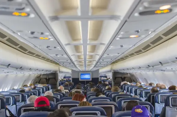Wnętrze samolotu Boeing 737 z pasażerami. Ile miejsc w Boeing 737? Zależy od konfiguracji, ale ten wygląda na pełny.
