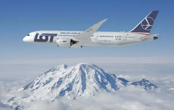 Dreamliner 787 LOT Polish Airlines przelatuje nad ośnieżonymi szczytami gór.